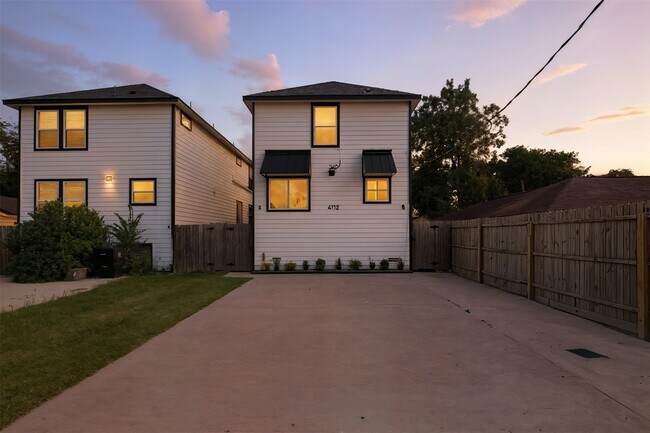 Building Photo - 4112 Majestic St