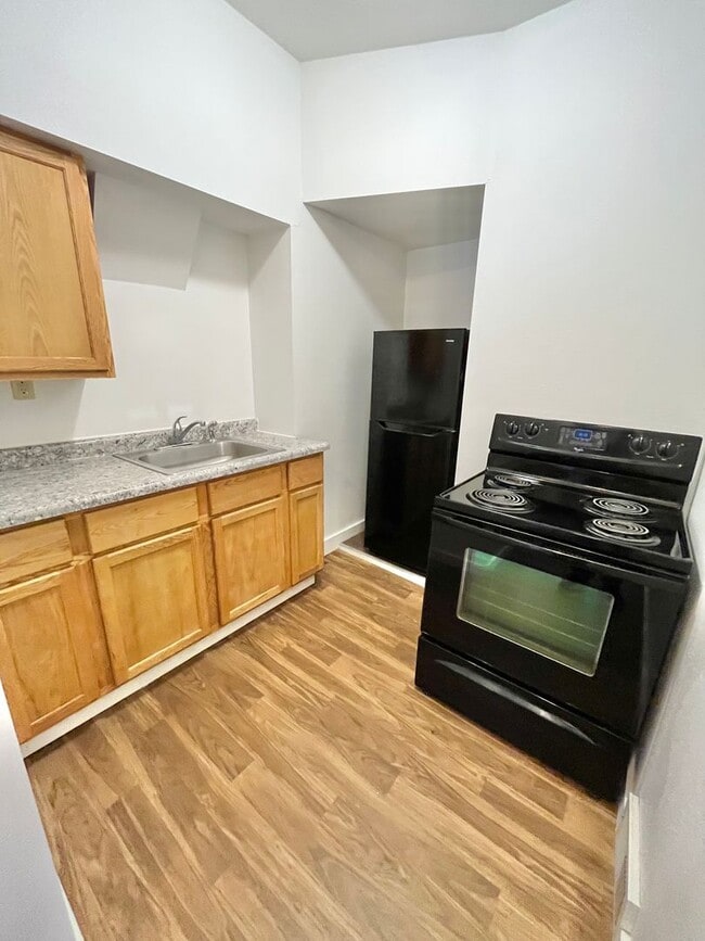 Building Photo - 424 W 6th St