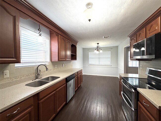 Building Photo - 1806 Airline Dr