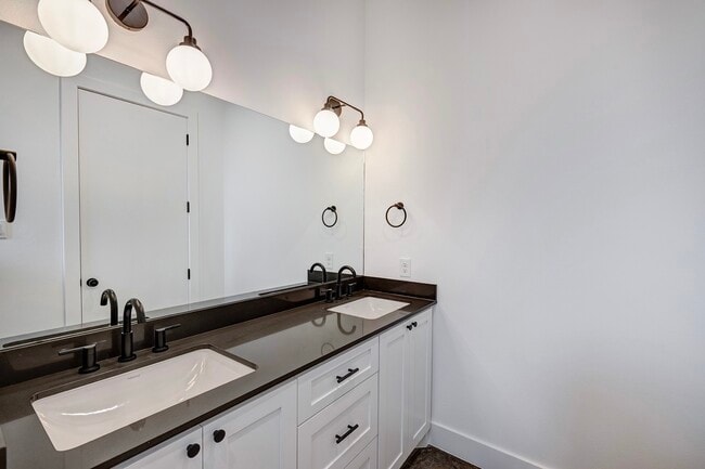 Building Photo - 1717 Airline Dr