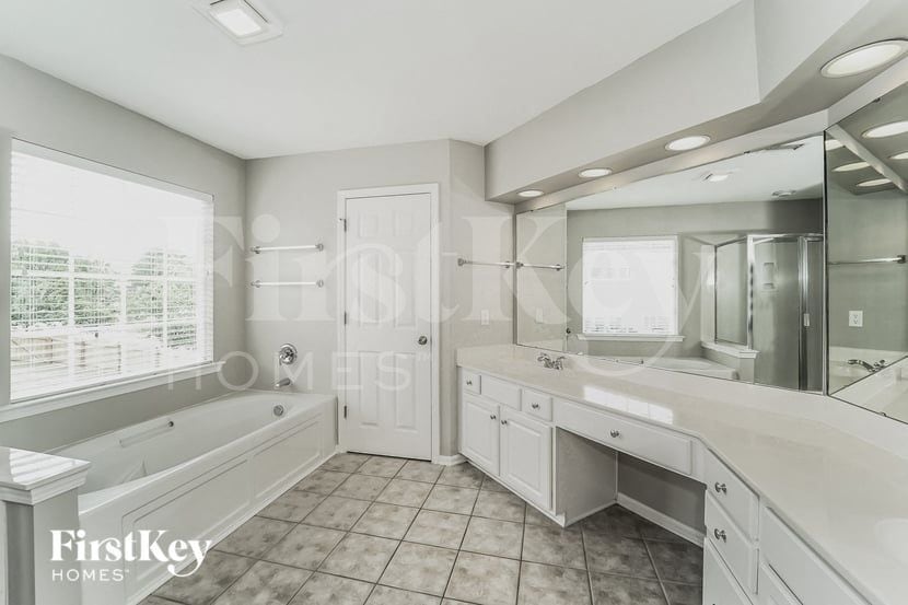 Building Photo - 10435 Olde Ivy Way