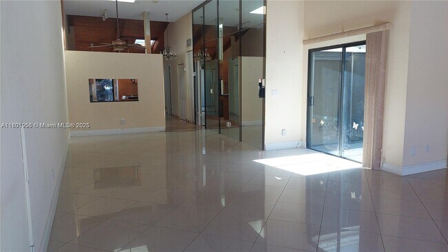 Building Photo - 2675 Parkview Dr S