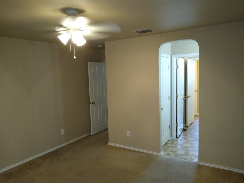 Room D (Pre-Remodel) - 10951 Mustang Spring