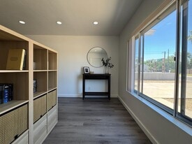 Building Photo - 907 E Broadmor Dr