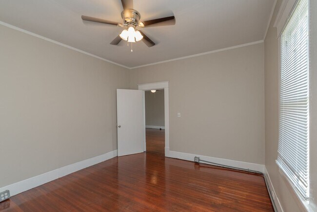 Building Photo - $1500 - 3 bed/1 bath house in Central Aven...