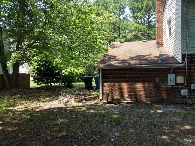 Building Photo - TRI-LEVEL HOME WITH GARAGE AND LARGE FENCE...