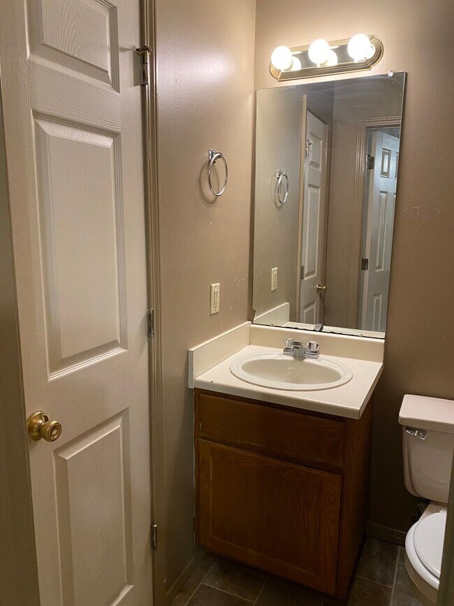 Building Photo - Come look at this 3-bedroom 1.5-bathroom home.