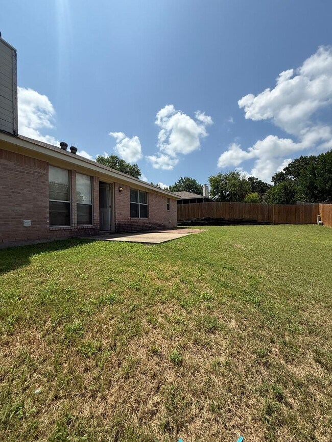Building Photo - COMMUTER FRIENDLY / ESTABLISHED NEIGHBORHOOD