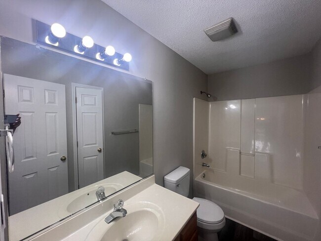 Building Photo - Charming 3-Bedroom Home with Endless Poten...