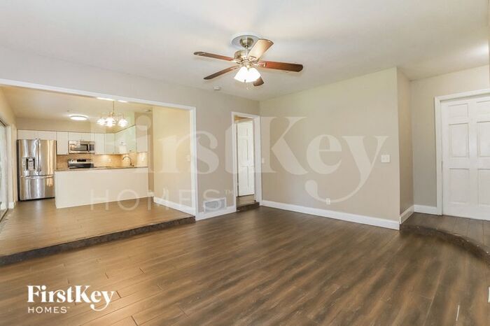 Building Photo - 1005 Greenbriar Dr