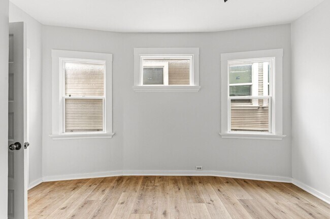 Building Photo - Freshly Renovated 1 Bed, 1 Bath Oakland Home with In-Unit Laundry