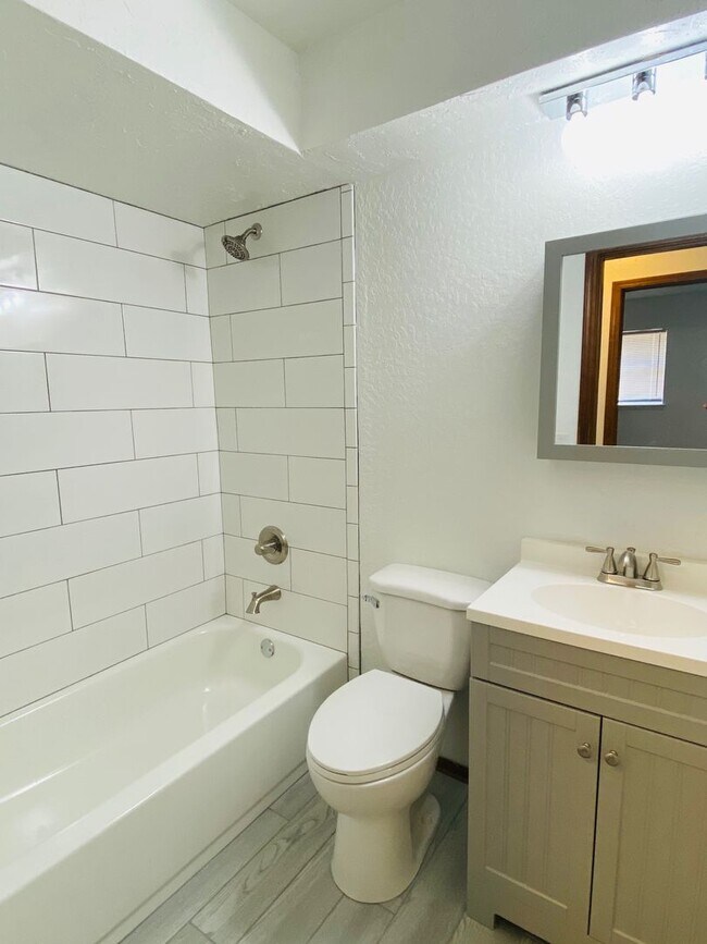 Building Photo - 305 S Fifth