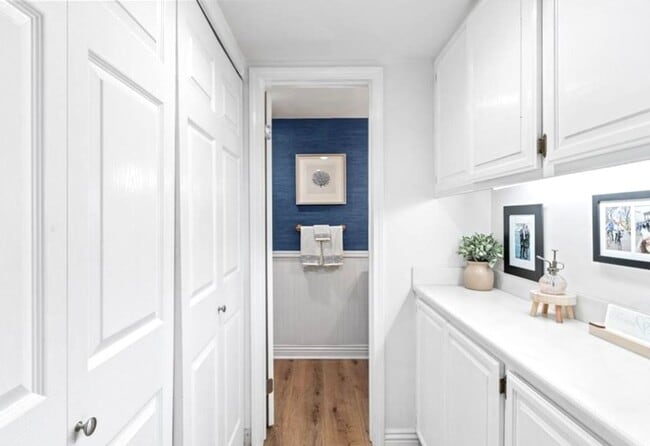 Building Photo - Updated 2 bedroom townhome in Manhattan Vi...