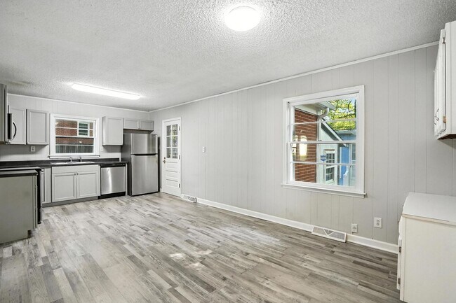 Building Photo - Charming Brick Ranch in Popular Oakhurst