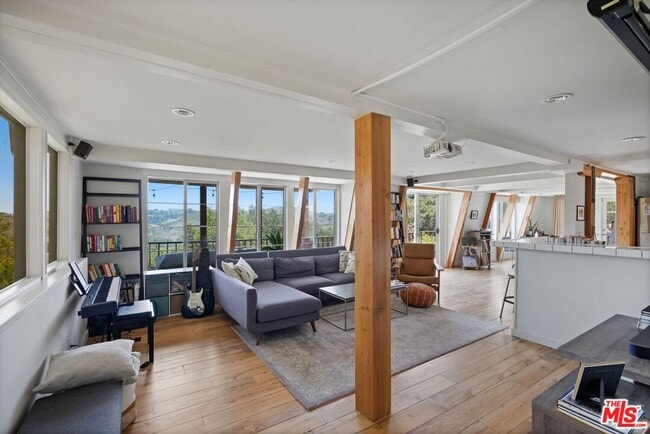 Building Photo - 22013 Alta Dr
