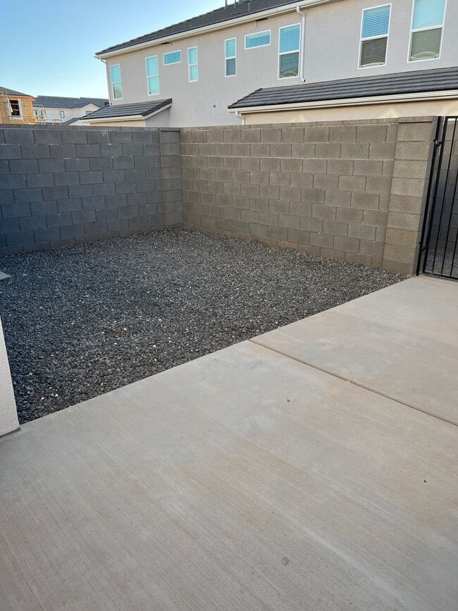 Building Photo - 3 Bedroom 2.5 Bathroom Townhome in Washington!