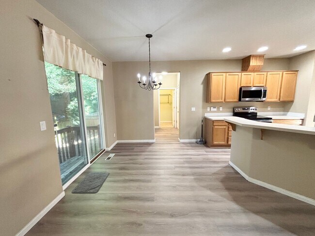 Building Photo - Cute 4 Bedroom Gresham Home!