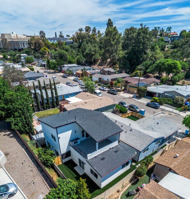 Building Photo - Private rooftop deck!