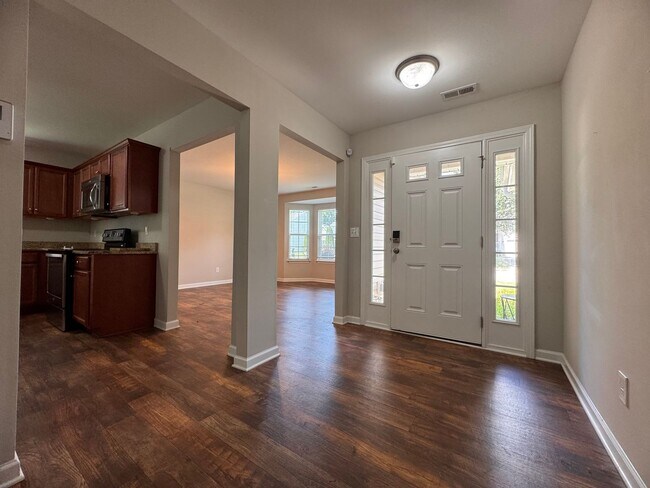 Building Photo - 5BR 3BA Home with Screened Porch