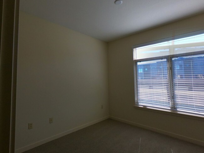 Building Photo - Spacious sun-drenched 2br/2.5ba condo with...