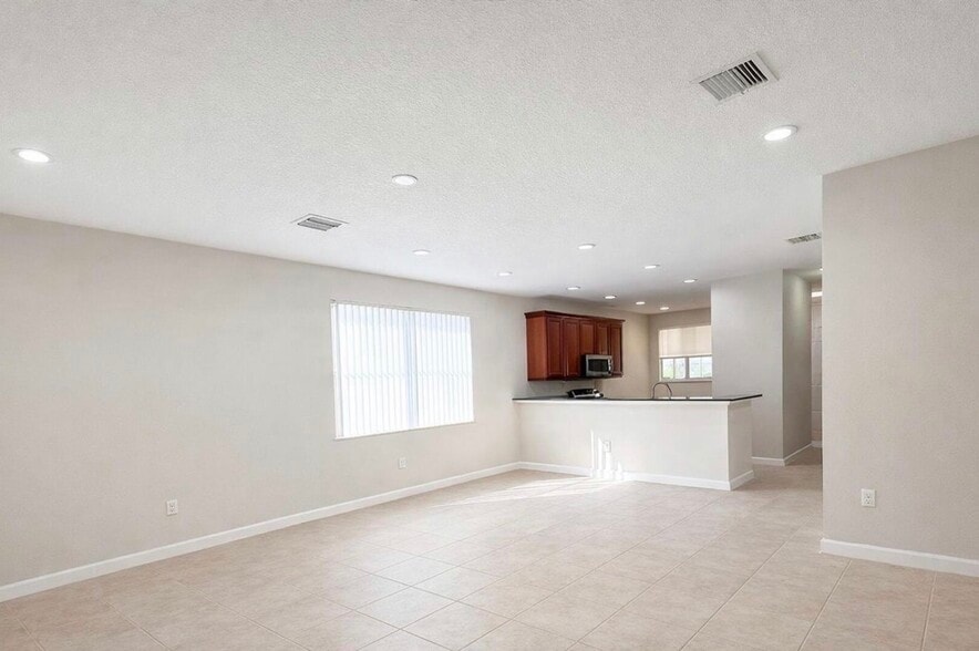 Building Photo - 5122 NW 30th Ln