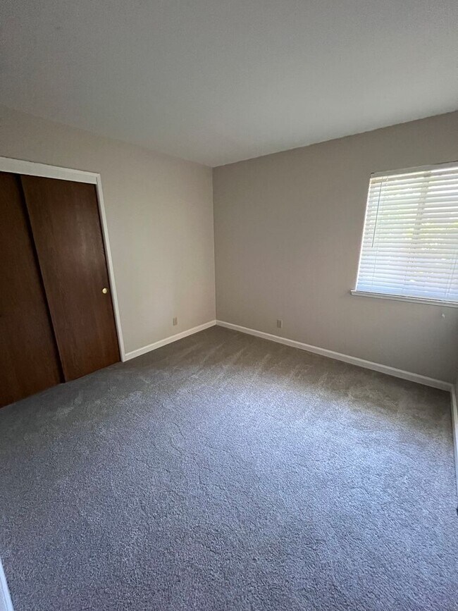 Building Photo - BEAUTIFUL UPDATED HALF-PLEX IN LOOMIS!!
