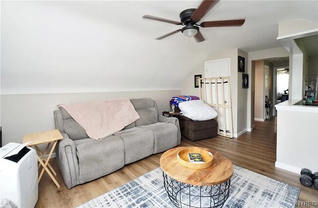 Upper Living Room/Closet/Eat In Kitchen Counter - 79 Pacecrest Ct