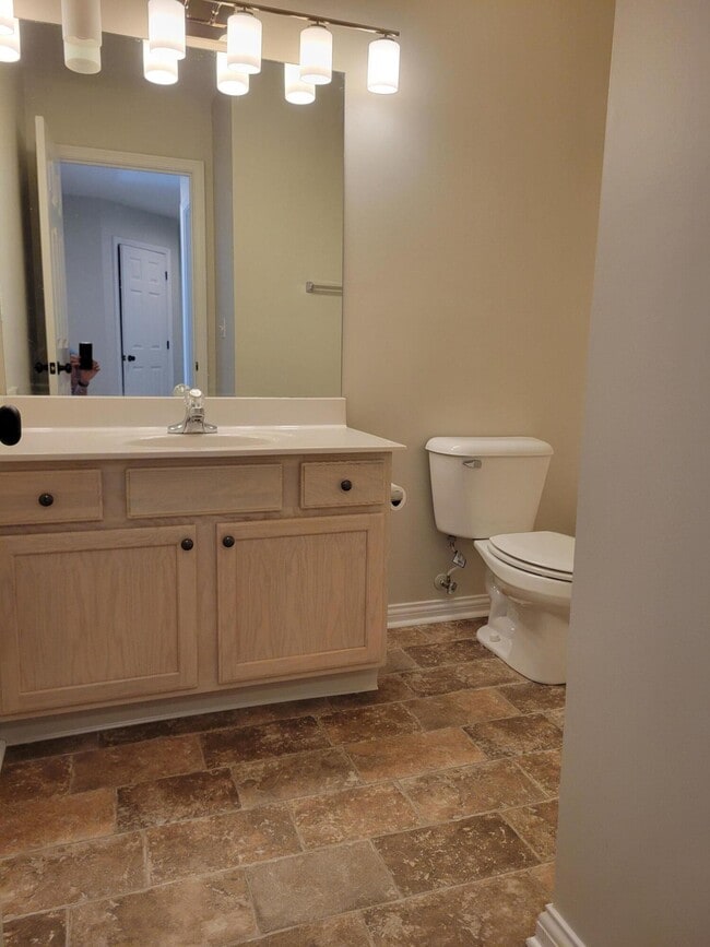 Building Photo - 421 Forest Hill Dr