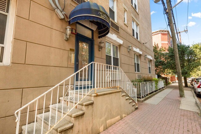 Building Photo - 734 Adams St