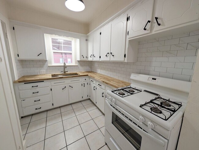 Building Photo - Drexel/NW 14th Tri-Plex