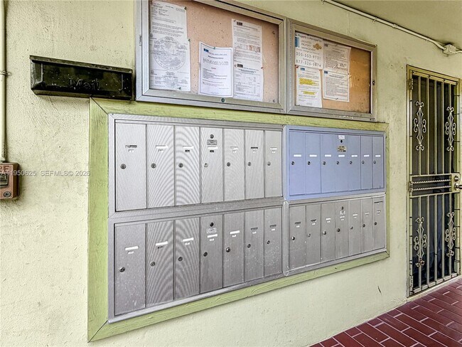 Building Photo - 520 NE 38th St