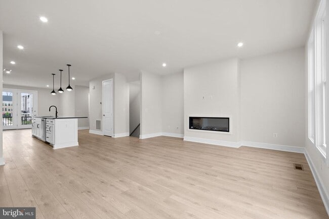Building Photo - 42104 Picasso Sq