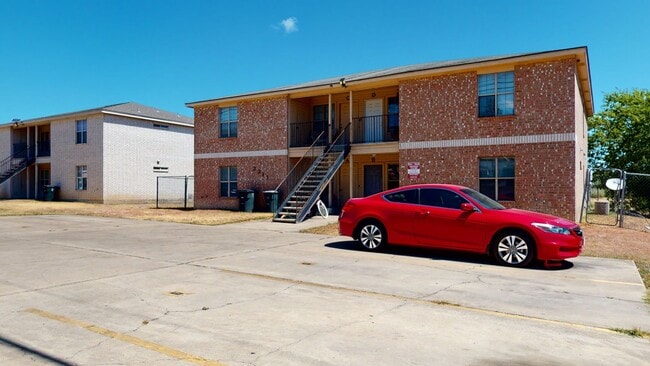 Building Photo - Look at all the space only $995!!!