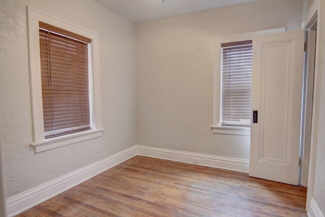 Building Photo - Nicely remodeled 2 bedroom 1 bath home in ...