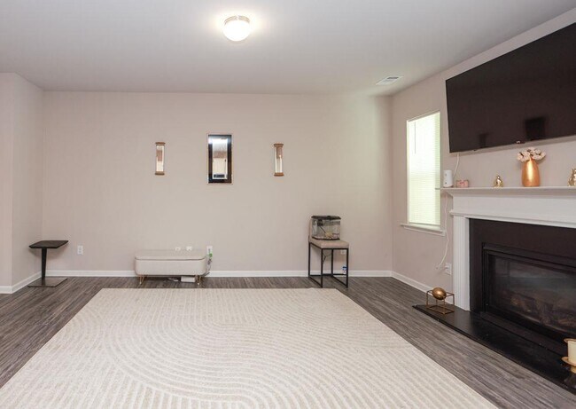 Building Photo - 317 Pinewood Dr