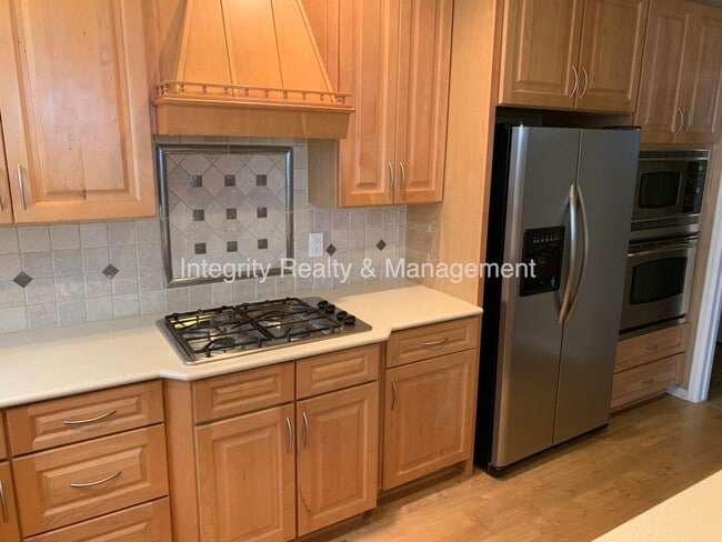 Building Photo - 552 Hanging Rock Pl