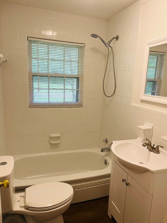 Building Photo - 3 bedroom, 1.5 all brick ranch with 2 car ...