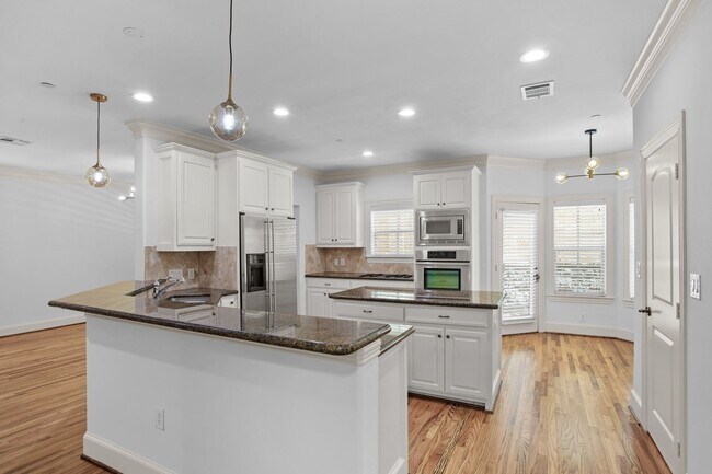 Building Photo - Luxury Highland Park Condo