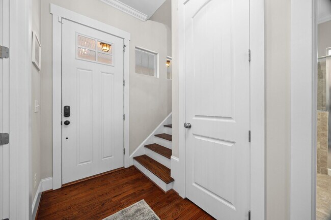 Building Photo - Fully Furnished 3BR Retreat in Riverwalk | Office + Screened Patio