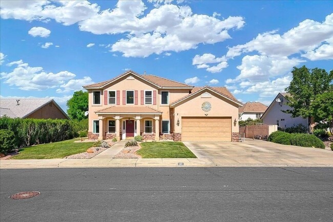 Building Photo - Expansive 5 Bedroom Home with Additional O...