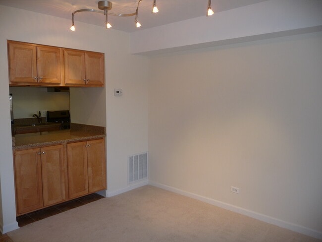 Dining area - 5200 Carriageway Dr