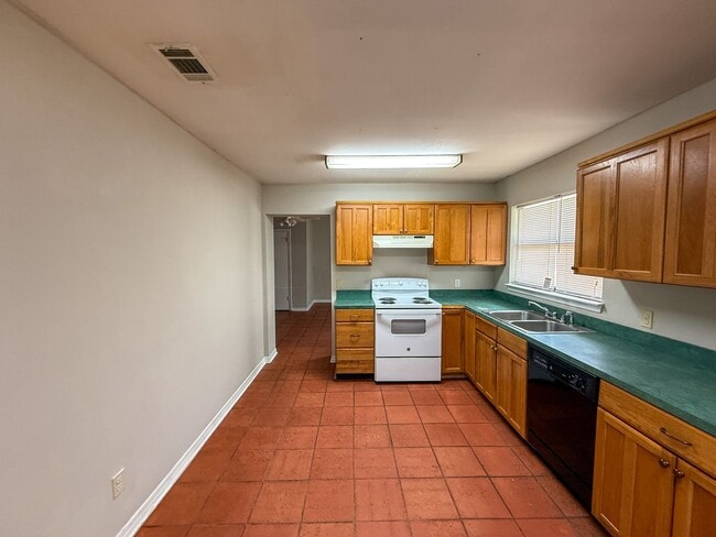 Building Photo - 3 bedroom 1.5 bath home with bonus room av...