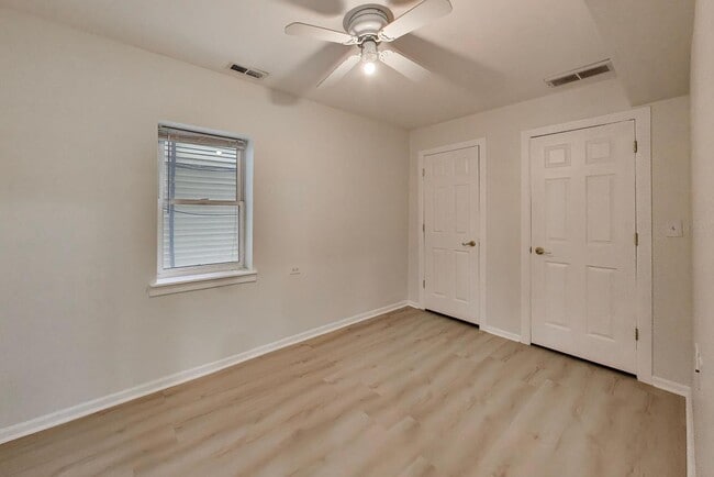 Building Photo - 3115 N Oakley Ave