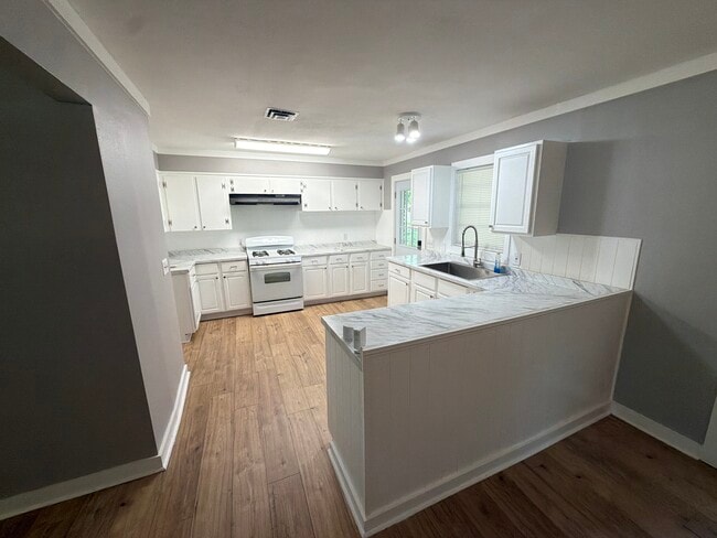 Building Photo - 1610 Dudley Ln