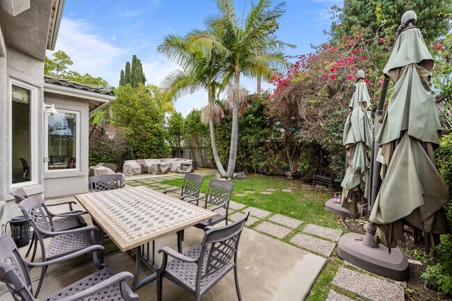 Building Photo - Expansive estate style home - 5 minute drive to SDSU!