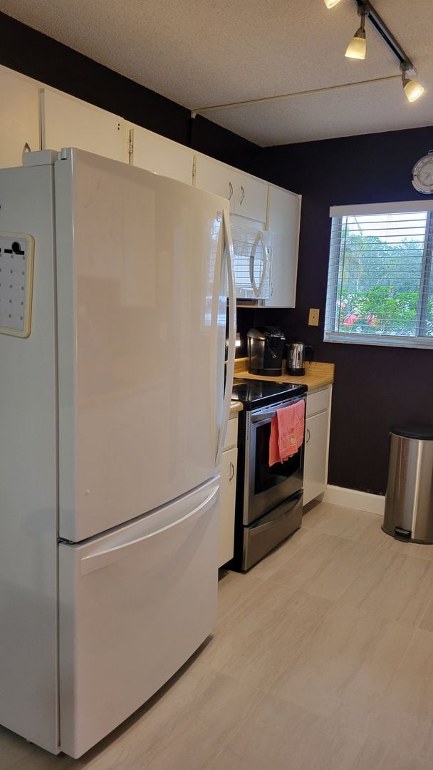 Building Photo - Annual or short term turnkey furnished ground floor condo near Siesta Key