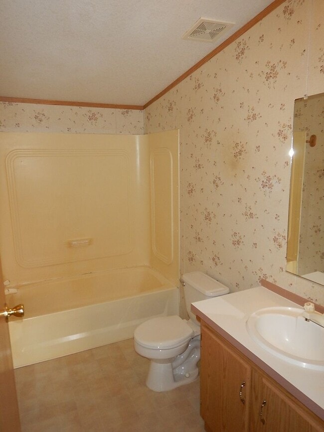 Building Photo - Manufactured Home on Large Lot with Mounta...