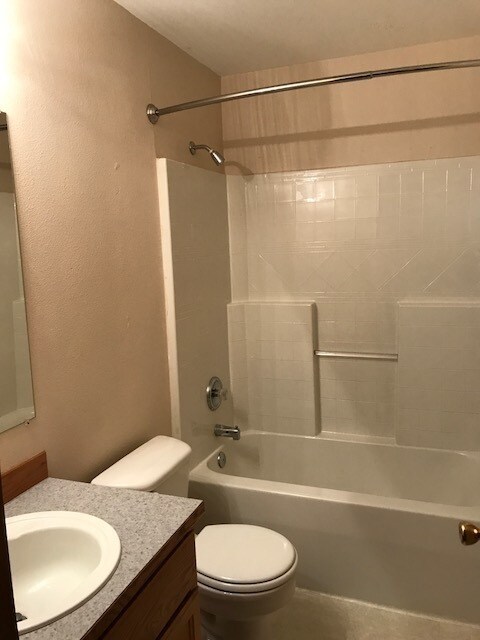 Building Photo - Wonderful 3 Bedroom Duplex!
