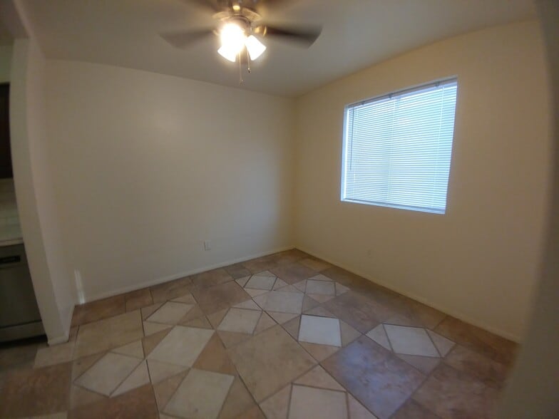 Building Photo - 35 N May St