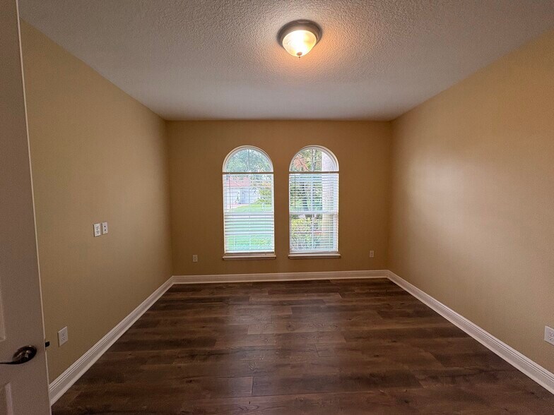Building Photo - 3700 Paradiso Cir